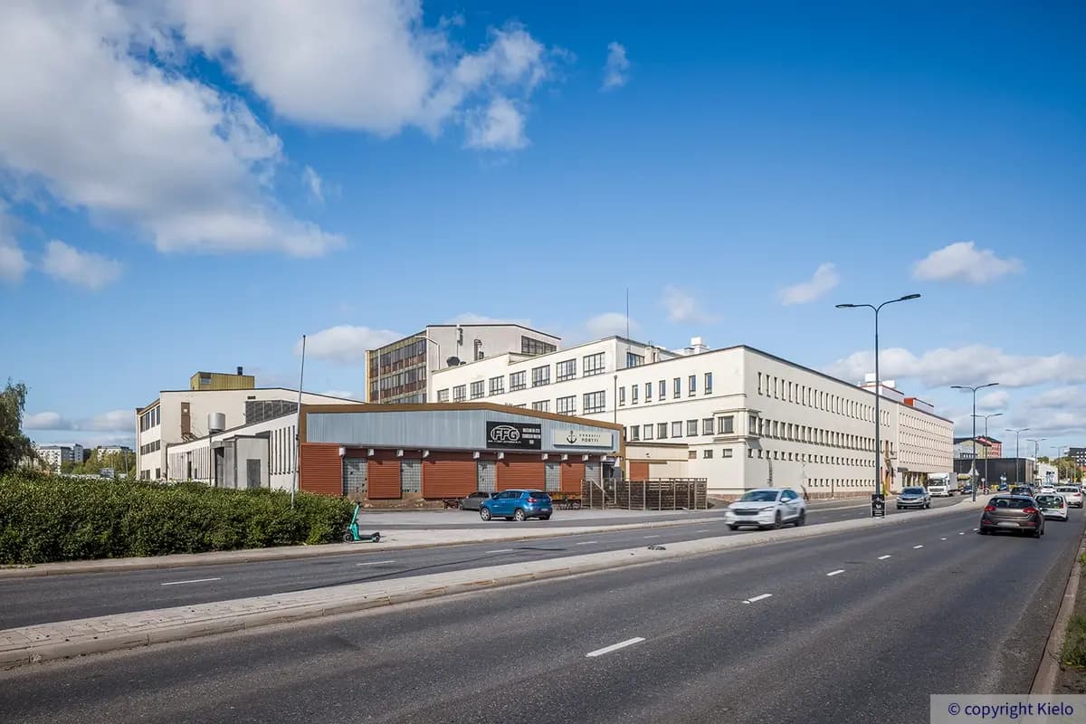 Saippua Center Tukholmankadulta katsottuna. Kiinteistö koostuu erilaisista teollisuusrakennuksista, päädyssä matala punainen osa.