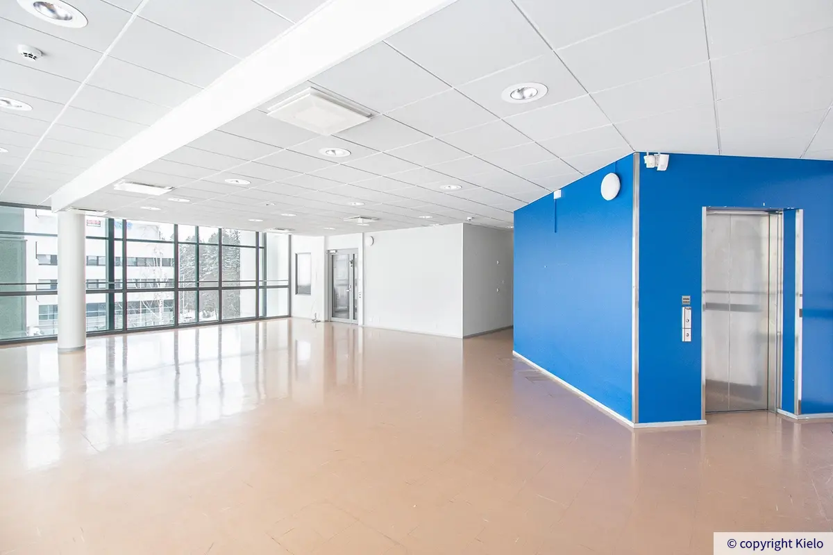 Jyväskylän Ylistönmäentie 26 valoisa avotila neljännen kerroksen 580 m2 toimitilassa.