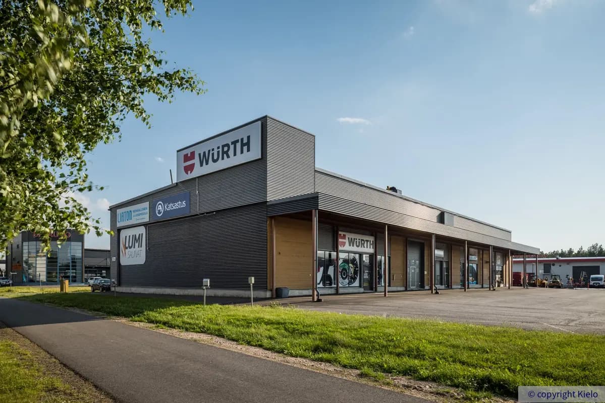 ZatelliittiPark liikekiinteistön A rakennus, jonka edustalla pysäköintipaikkoja. Kiinteisön kulmassa toimii Würth.