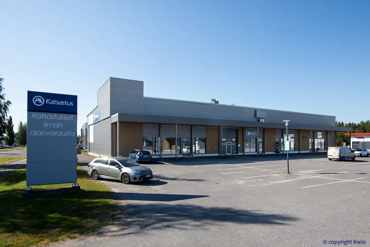 Julkisivu yksikerroksisesta toimitilakiinteistöstä Zatelliitintie 17, Kempele.